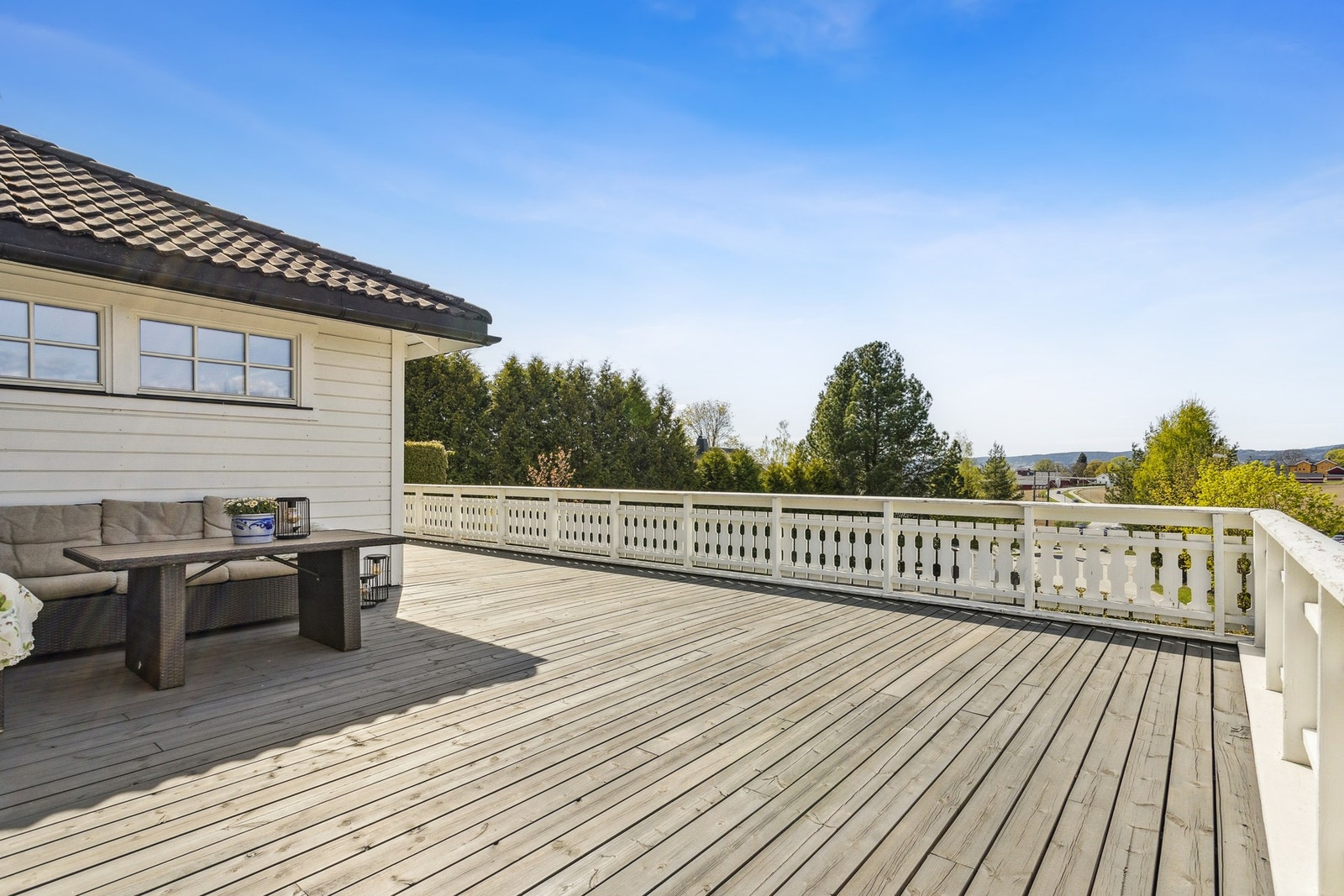 Den store terrassen har god plass til hagemøbler, blomster og grill. Galleribilde