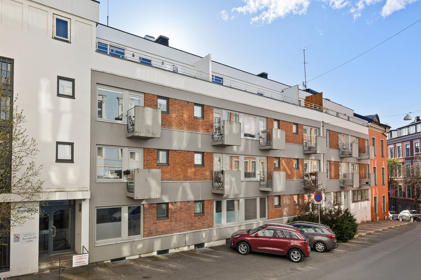 Leiligheten har en fantastisk beliggenhet for deg som ønsker å bo svært sentralt med nærhet til alt, men samtidig stille og rolig i en avskjermet og rolig gate Galleribilde