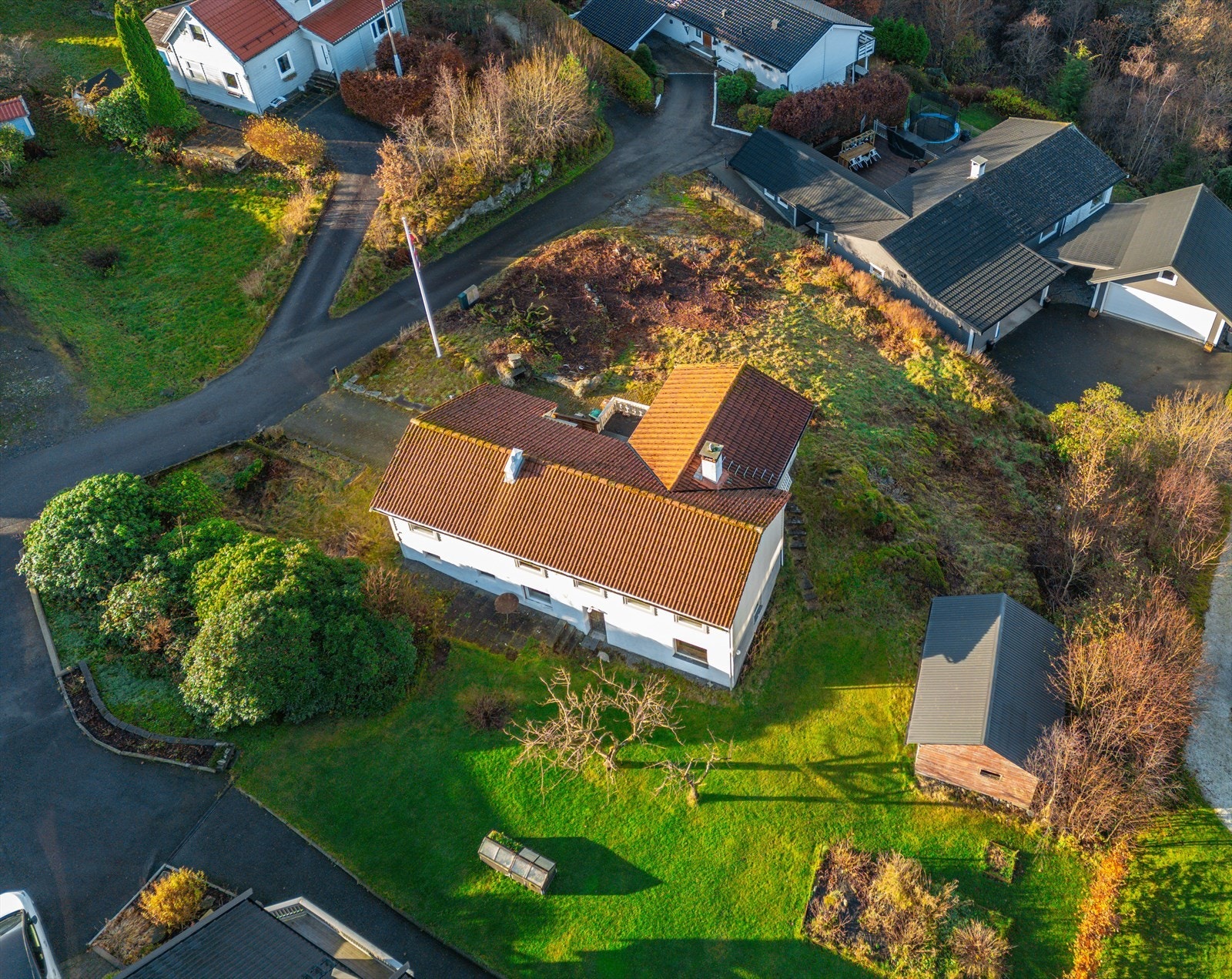 Se tomtegrenser i vedlagte basiskart i salgsoppgaven Galleribilde