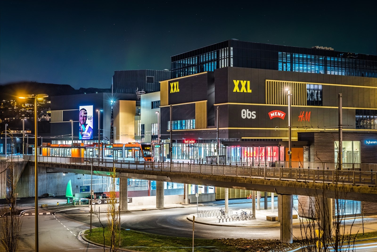 Nærområde - Lagunen med en mengde servicetilbud, butikker, kino og diverse restauranter Galleribilde