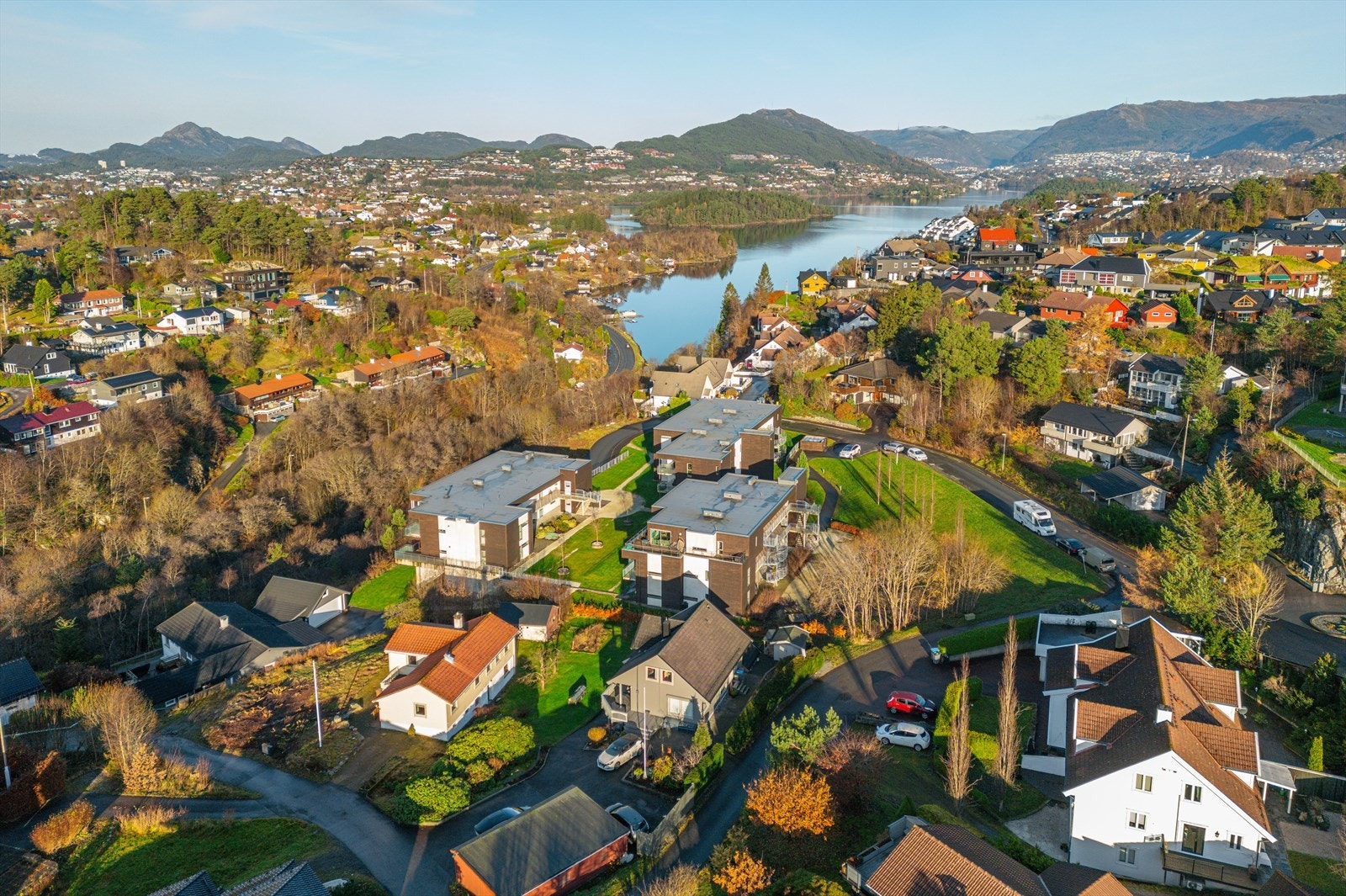 Det er kort kjøreavstand til store arbeidsplasser på Sandsli og Kokstad, samt Bergen Lufthavn Flesland Galleribilde