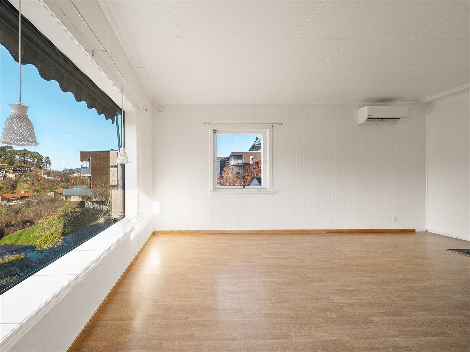 Det er både varmepumpe og vedovn i stuen Galleribilde