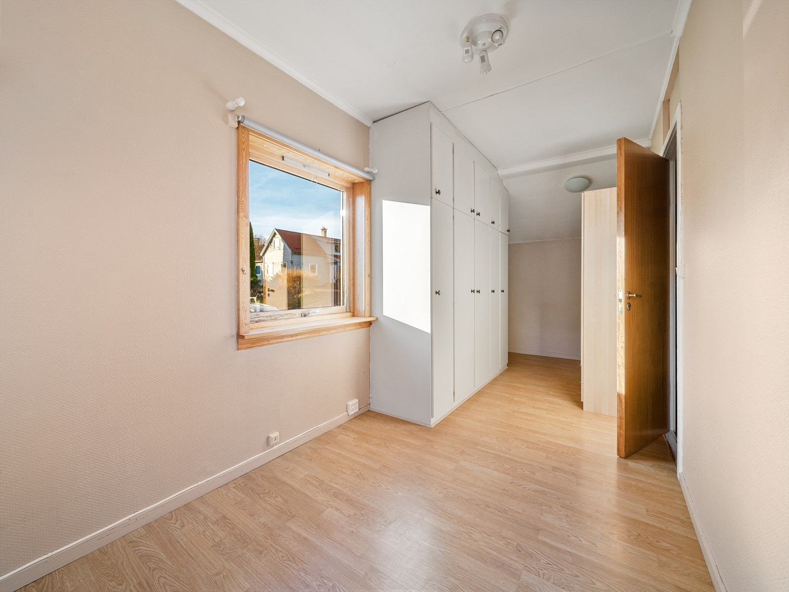 Rom innredet og brukt som soverom, men opprinnelig godkjent som tørk- og strykerom Galleribilde