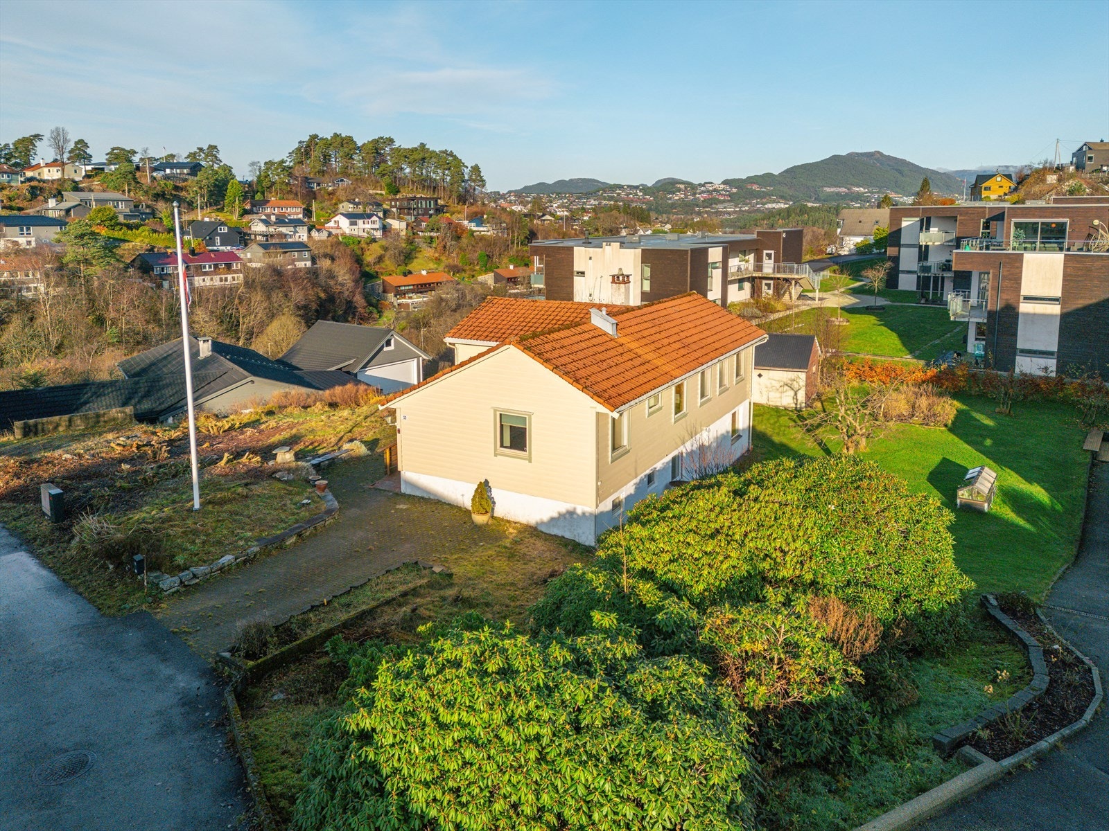 Eiendommen ligger i en blindvei med lite trafikk - her kan barna kan leke i trygge omgivelser! Galleribilde