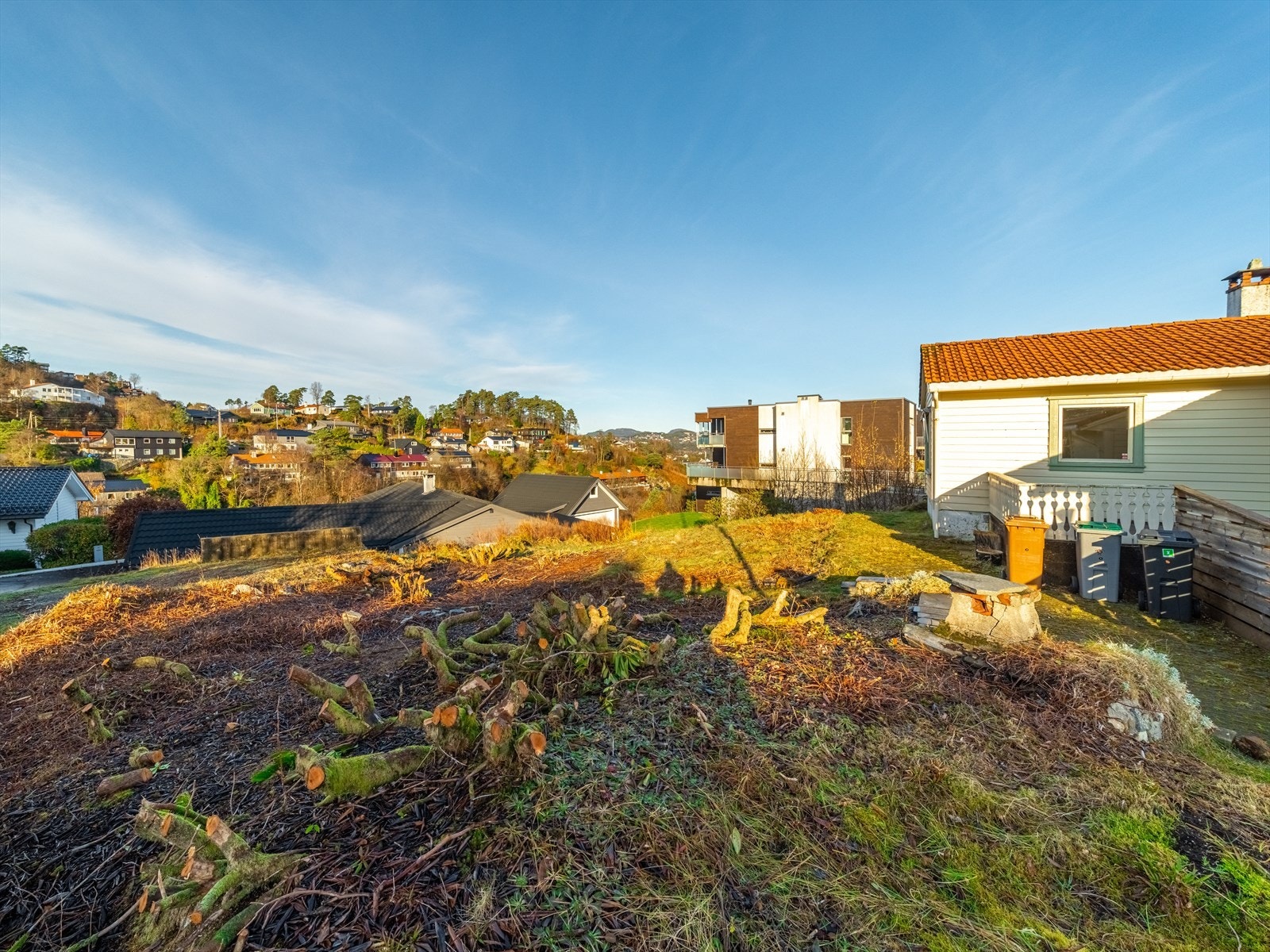 Tomten er ellers solrik og har flott beliggenhet i et hyggelig nabolag Galleribilde