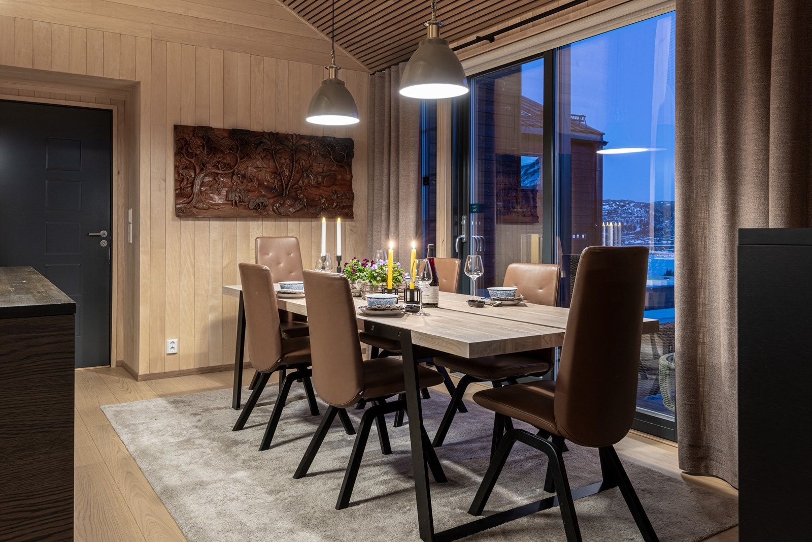 I tilknytning til kjøkkenet er det god plass til spisebord med plass til hele familien Galleribilde