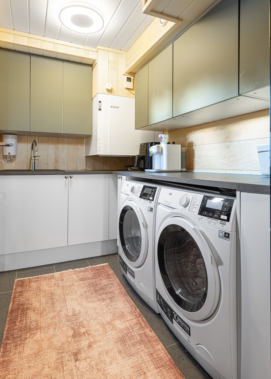 Vaskerom med rikelig oppbevaringsplass Galleribilde