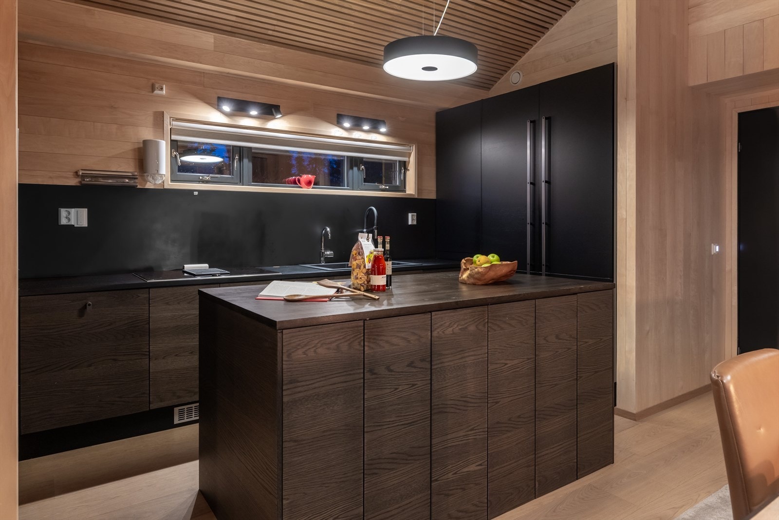 Praktisk kjøkkenløsning med rikelig oppbevaringsplass og god arbeidsflate Galleribilde