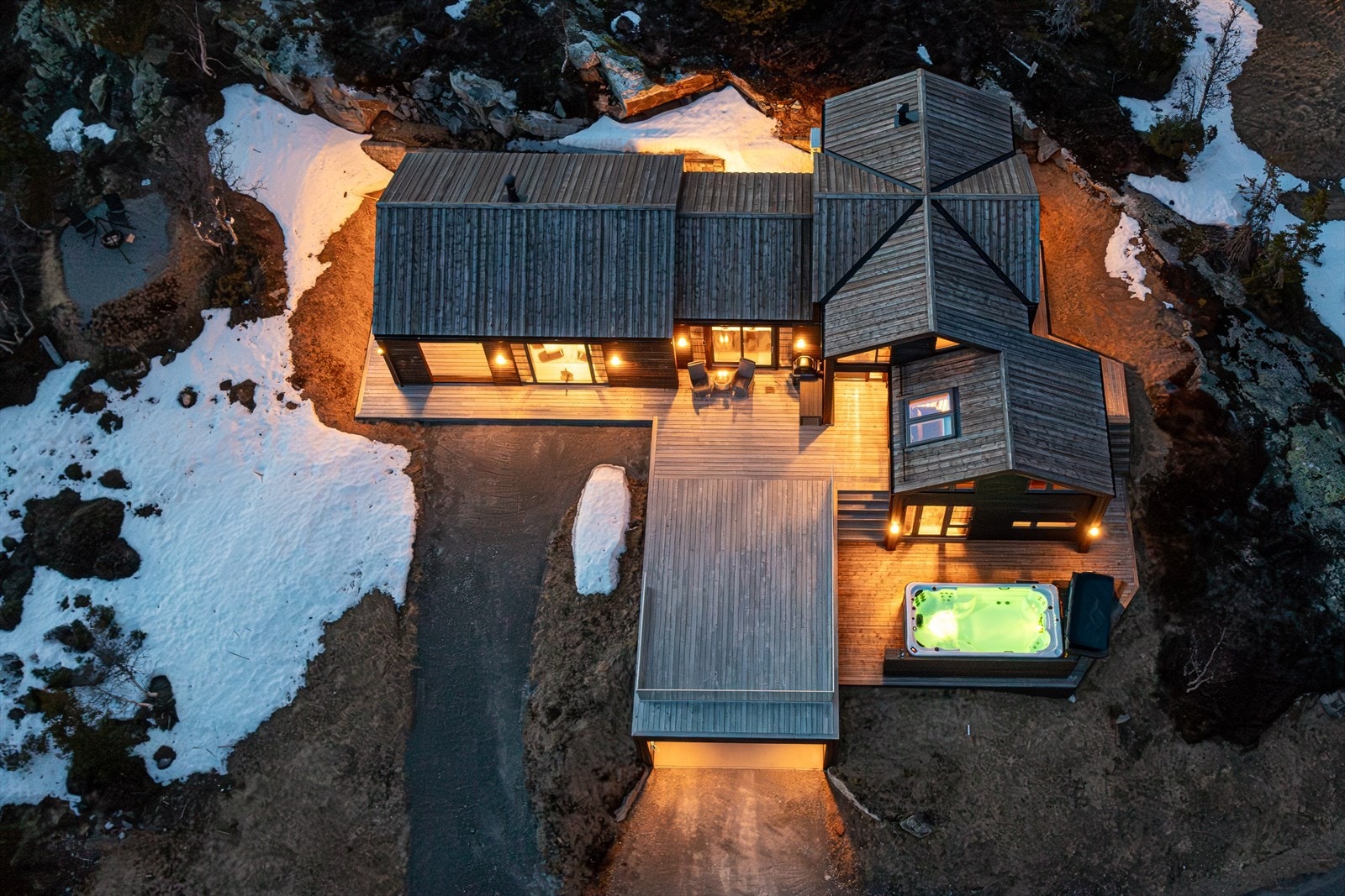 Hytta er utstyrt med appstyrt og manuell belysning fra Philips Hue både inne og ute, samt solskjerming fra Luxaflex Galleribilde