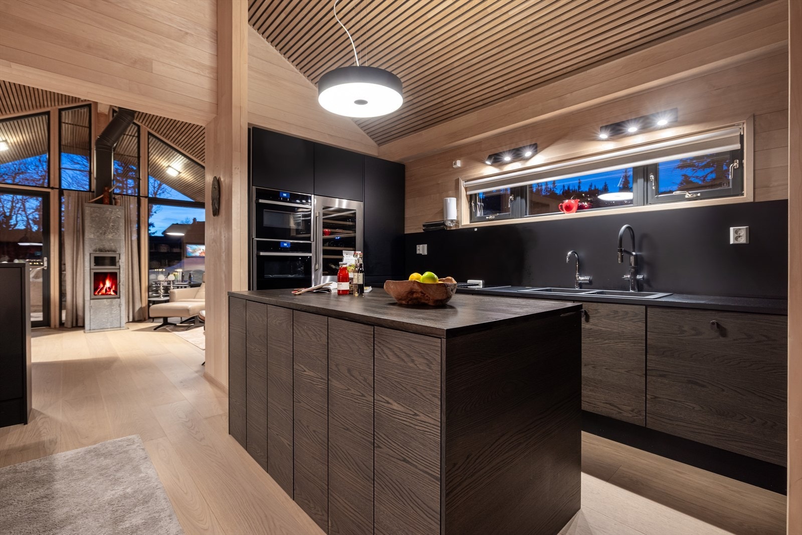 Stilrent Svane Kjøkken med benkeplate i heltre eik og integrerte hvitevarer Galleribilde