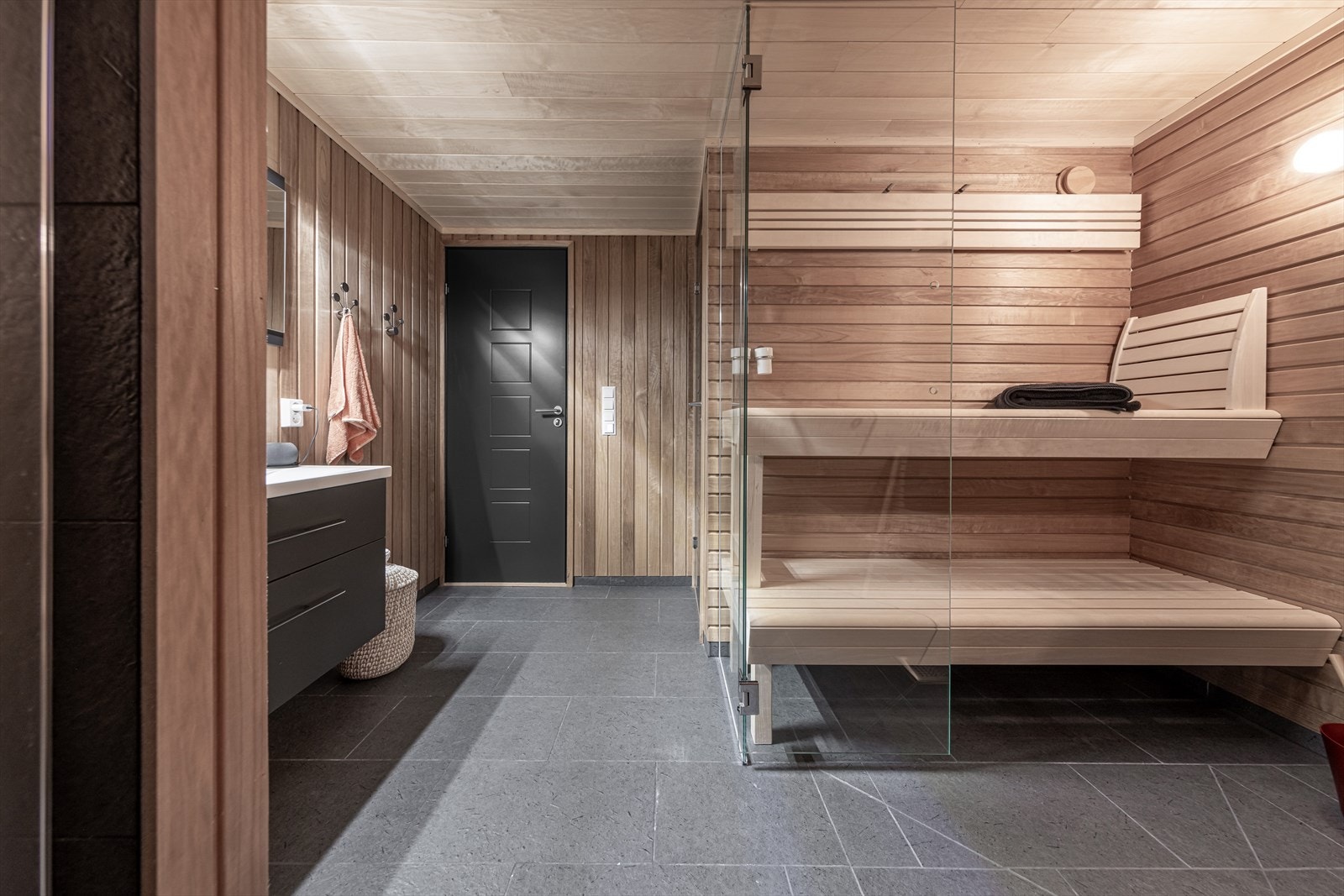 Badet holder høy standard med flislagte gulv med varmekabler, moderne innredning og egen badstue Galleribilde