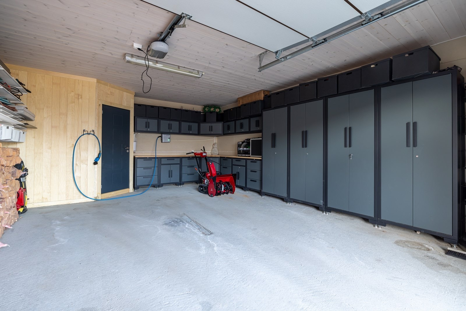 Det er installert elbillader både ute og i garasjen Galleribilde