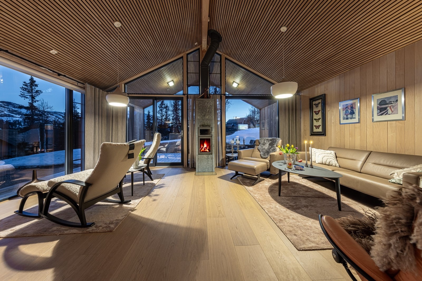 Hovedstuen er lys og innbydende med god takhøyde og store vindusflater som slipper naturen inn Galleribilde