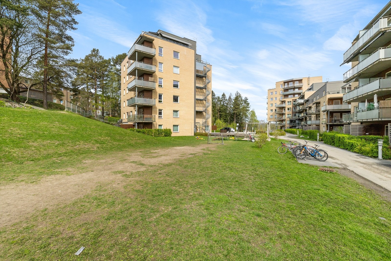 Trasoptunet Borettslag er et veldriftet borettslag i et sentralt og populært område på Oppsal med gode kollektivforbindelser og nærhet til marka Galleribilde