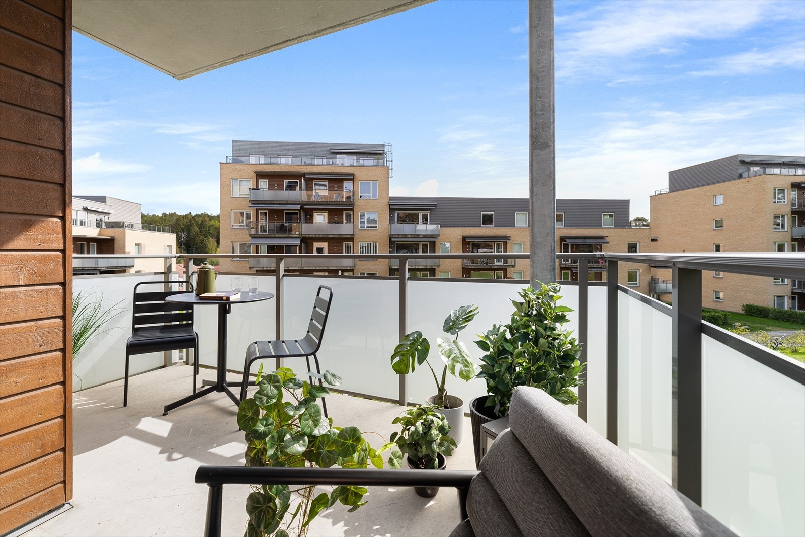 På sommeren fungerer balkongen som en forlengelse av stuen. Her kan man nyte sene kvelder! Galleribilde