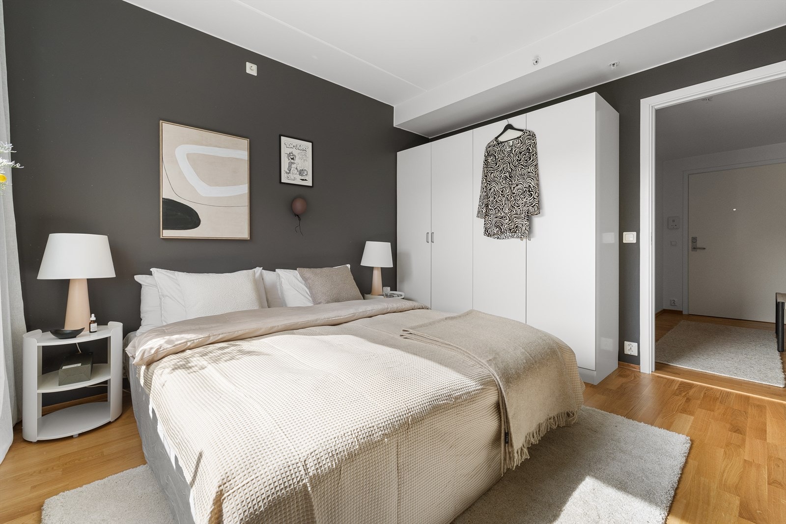 Stort garderobeskap med gode oppbevaringsmuligheter Galleribilde