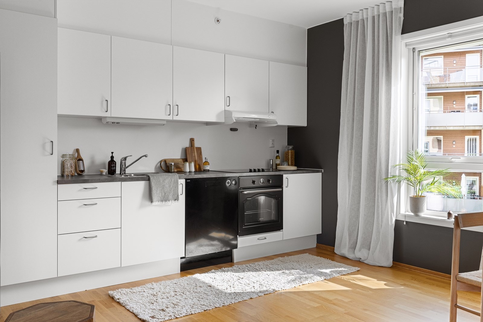 Kjøkkeninnredning med glatte fronter og foliert benkeplate Galleribilde