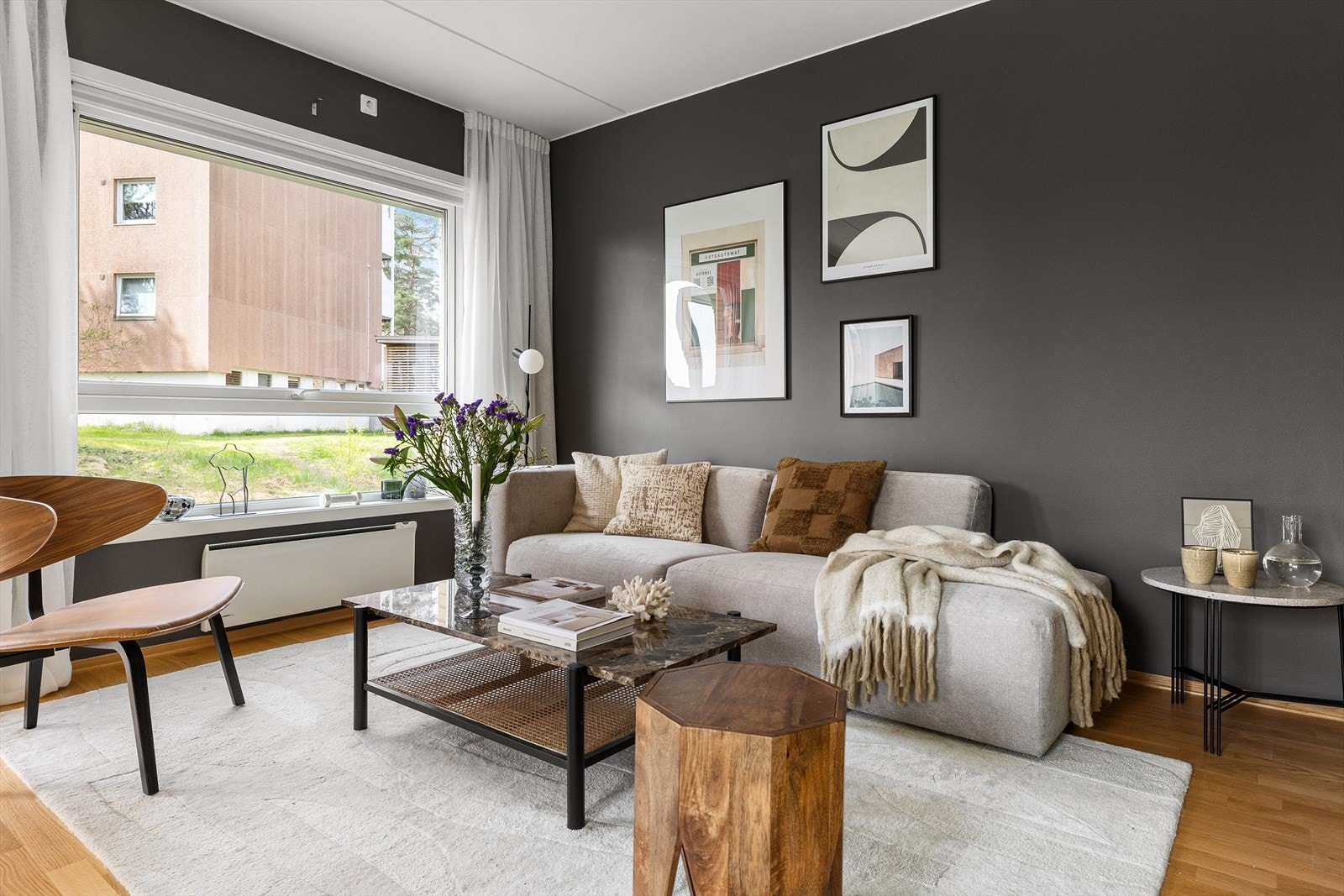 Leiligheten har parkettgulv og malte veggflater. God takhøyde på nesten 2,6 meter Galleribilde