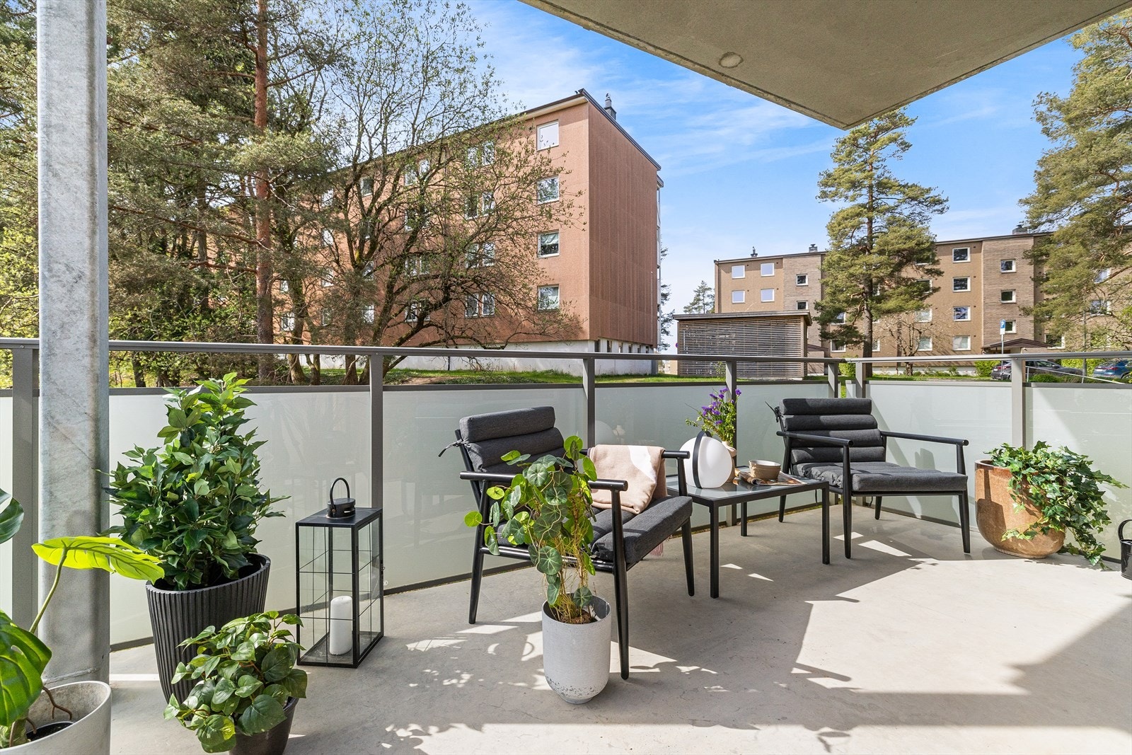 Stor, sørvestvendt balkong med gode solforhold og flott utsikt over borettslaget Galleribilde