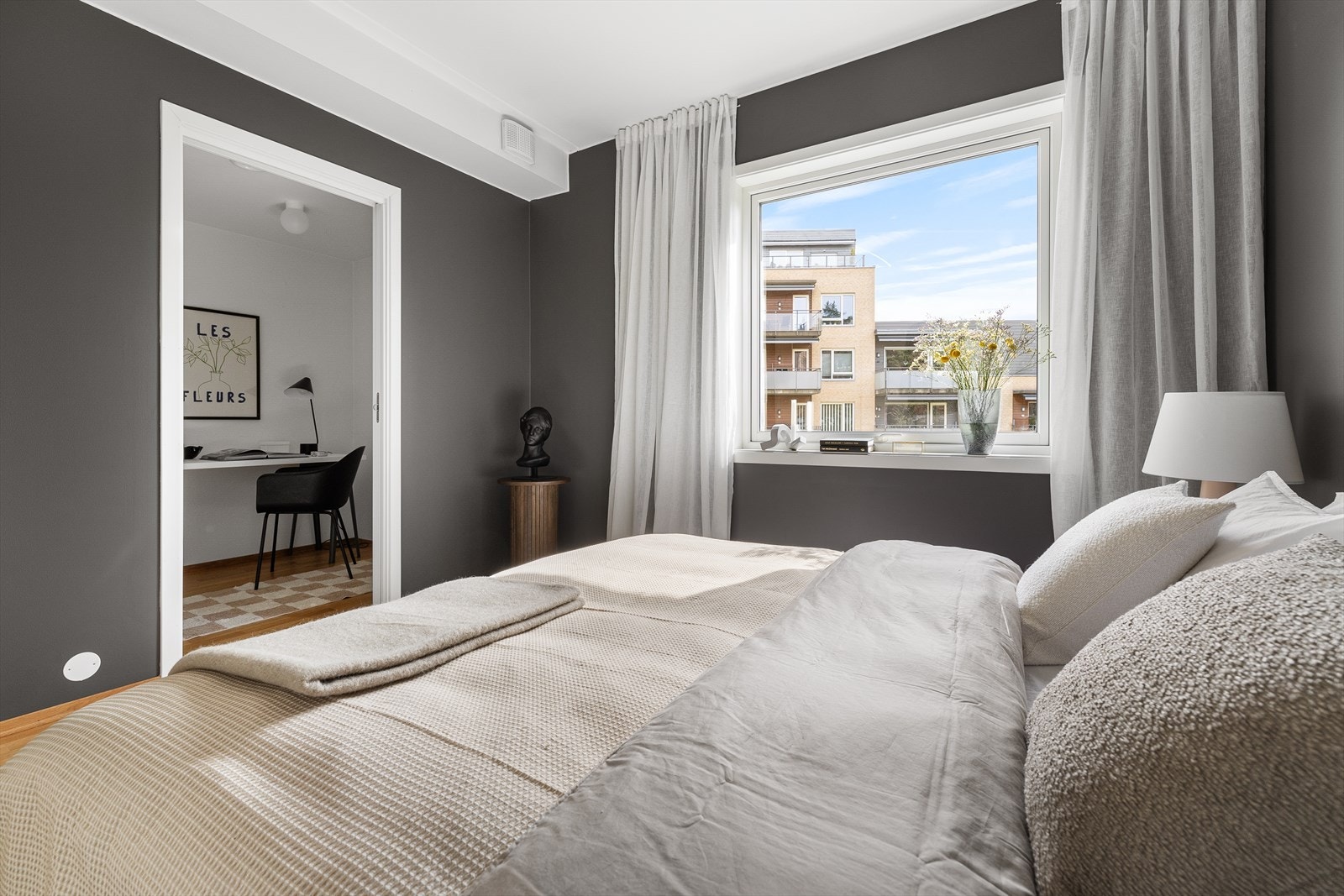 Fra soverommet er det inngang til bod/garderoberom Galleribilde