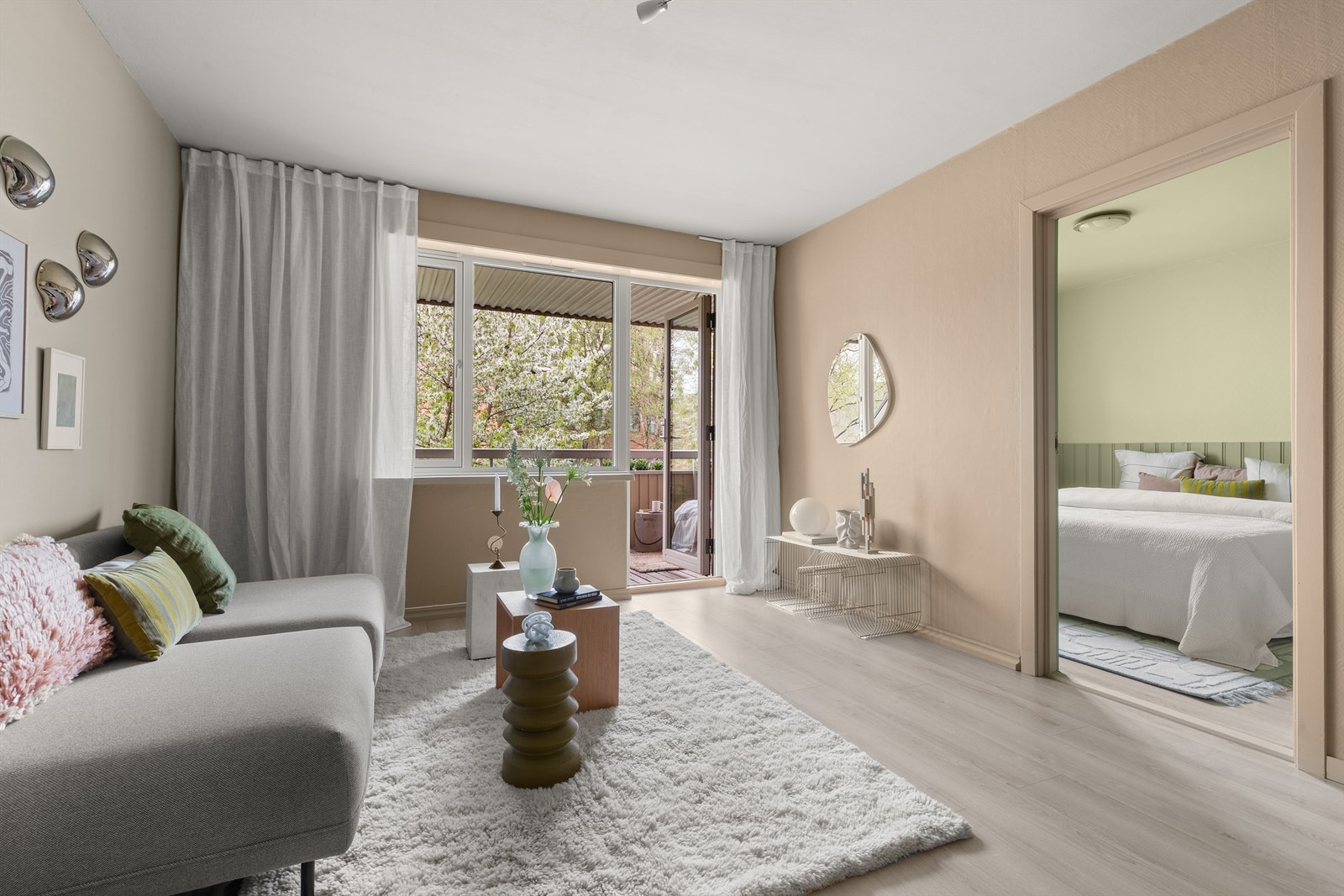 Det er store vindusflater som slipper inn rikelig med lys og skaper en lys og luftig atmosfære i stuen. Galleribilde