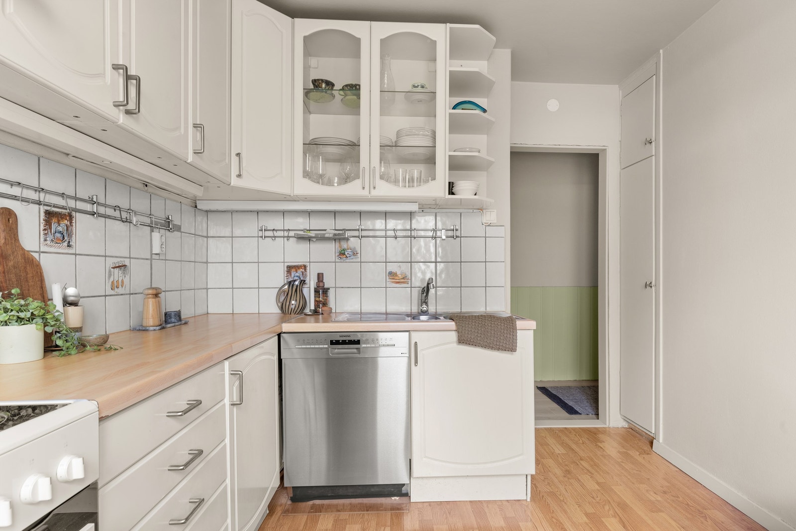 Det er rikelig med oppbevaringsplass i både skuffer og skap. Den gode benkeplassen gjør det enkelt å diske opp deilige middager. Galleribilde