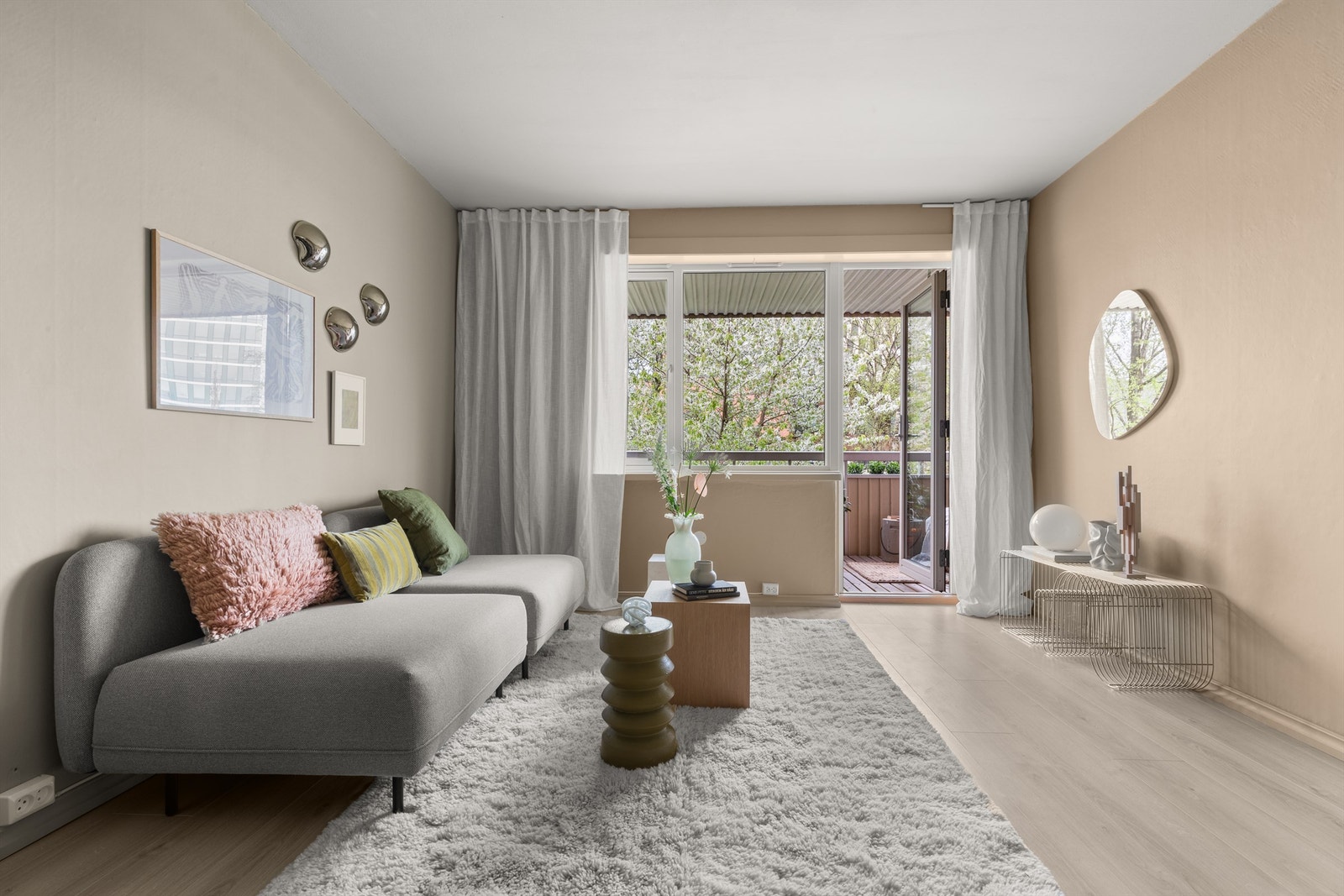 Fra stuen kommer man ut til boligens vestvendte balkong på 8 kvm. Galleribilde