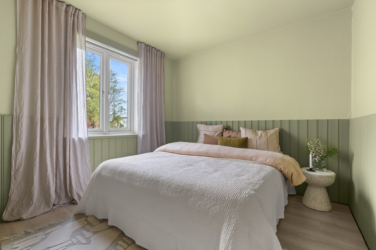 Soverommet er av god størrelse og kan enkelt innredes med dobbeltseng og tilhørende nattbord. Galleribilde