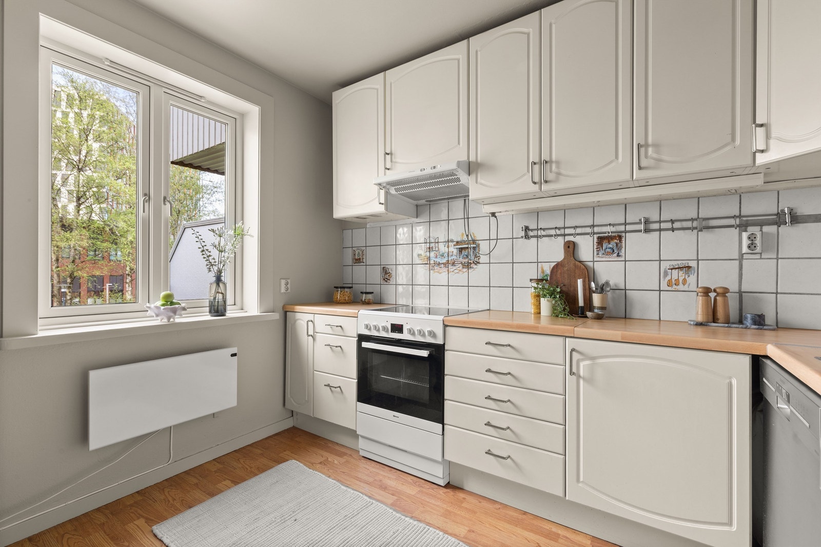 Kjøkkeninnredningen er av glatte fronter og benkeplate med nedfelt vask. Galleribilde