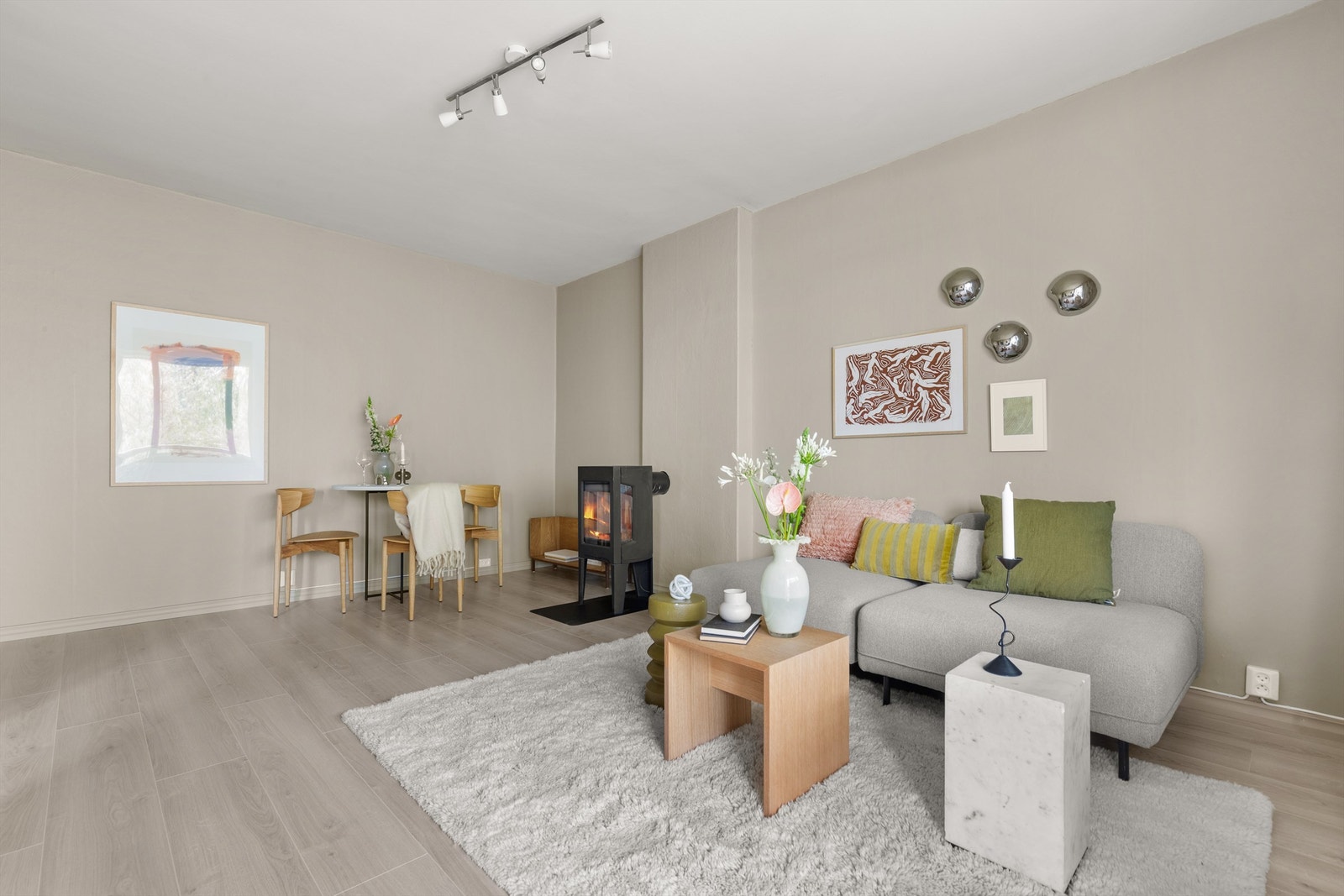 I stuen er det også en peisovn - perfekt for kalde vinterkvelder. Galleribilde