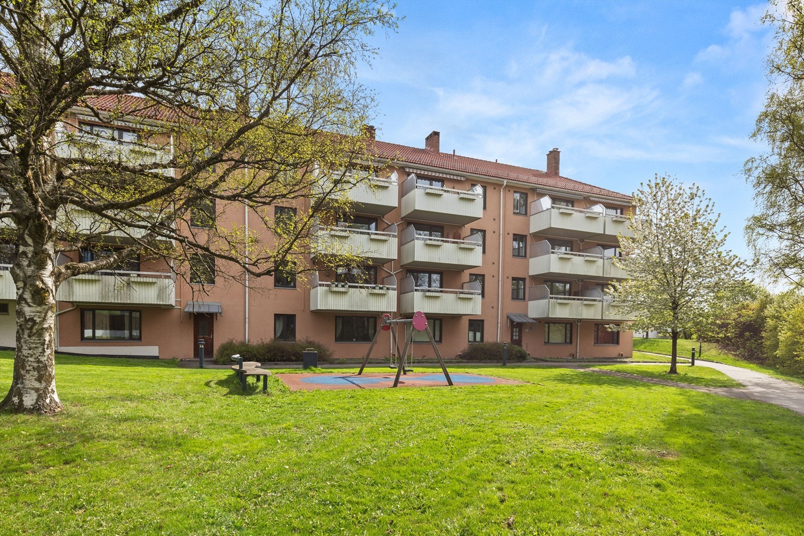 Fellesområdene er pent opparbeidet med asfalterte og steinlagte internveier, biloppstillingsplasser, gressplen, trær, prydbusker, diverse beplantning, sittegrupper, sykkelparkering og lekeapparater. Galleribilde