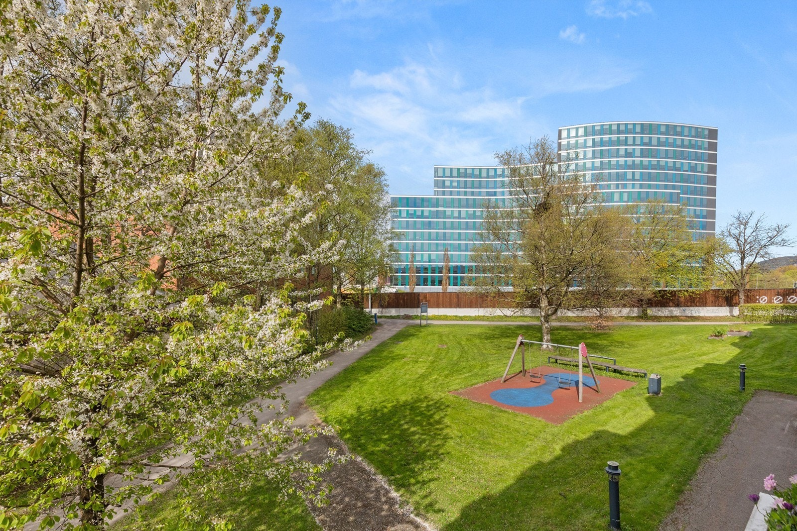 Svært hyggelig utsyn mot frodige fellesområder. Galleribilde