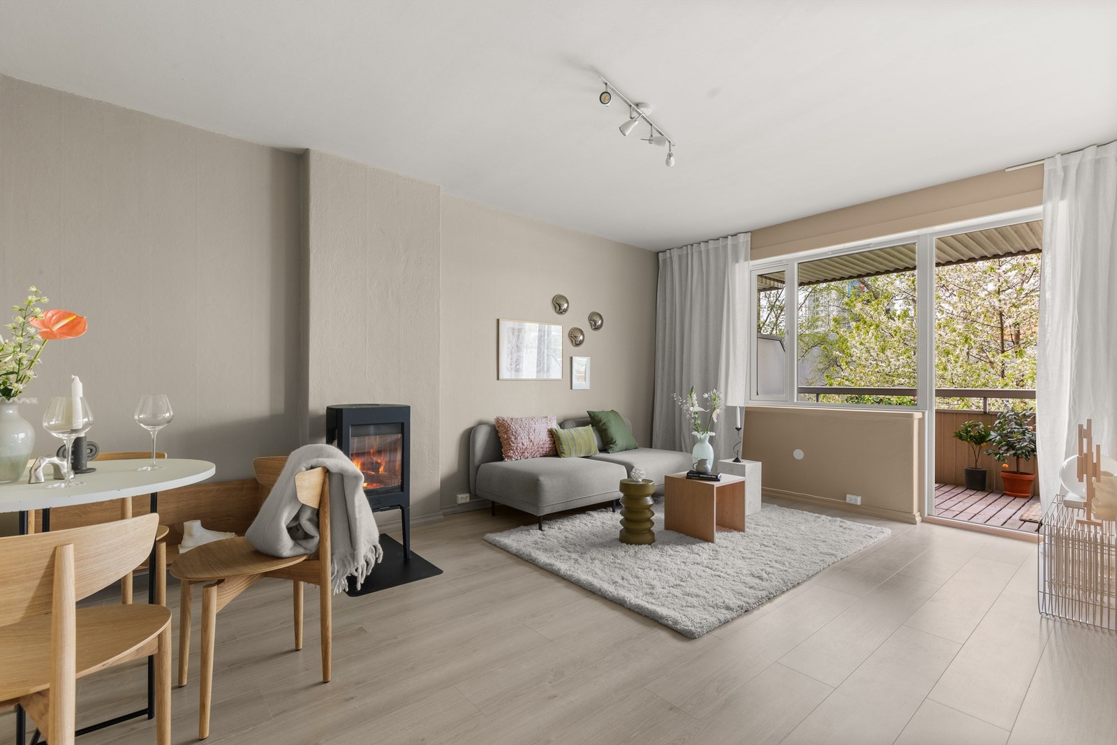 Krogsveen v/Simen Istre Grevskott har gleden av å presentere denne delikate og tiltalende 2-roms leiligheten med en herlig balkong. Galleribilde