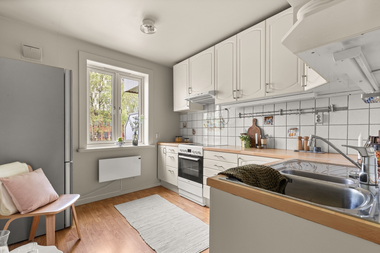 For mange er kjøkkenet det viktigste rommet i boligen. Her er kjøkkenet holdt i en praktisk separat løsning, noe som gir en fin sone for matlagingen. Galleribilde