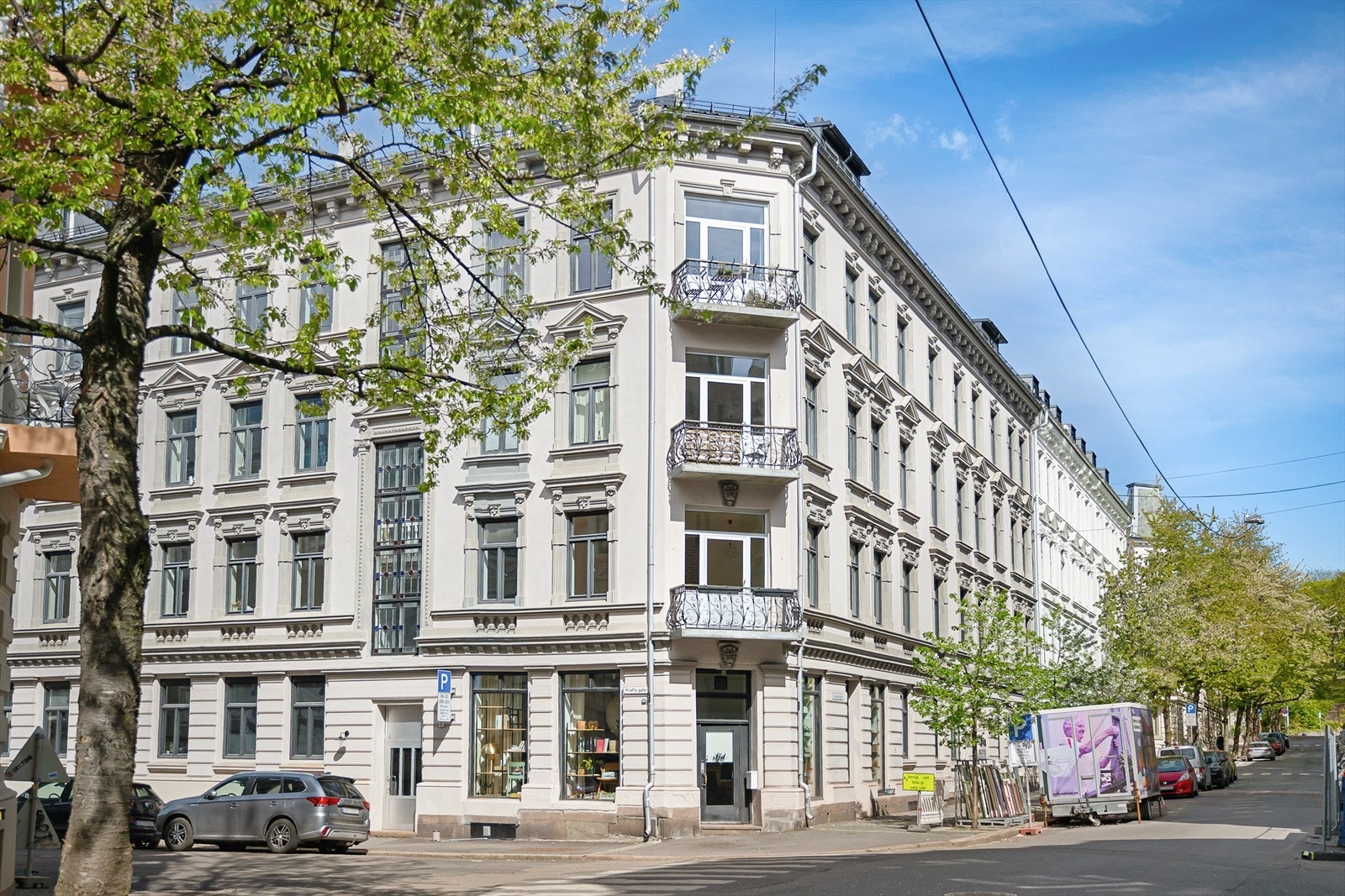 En 3-roms toppleilighet bestående av entré, åpen stue/kjøkkenløsning med god plass til både sittegruppe og spisebord, 2 romslige soverom og helfliset baderom. Galleribilde