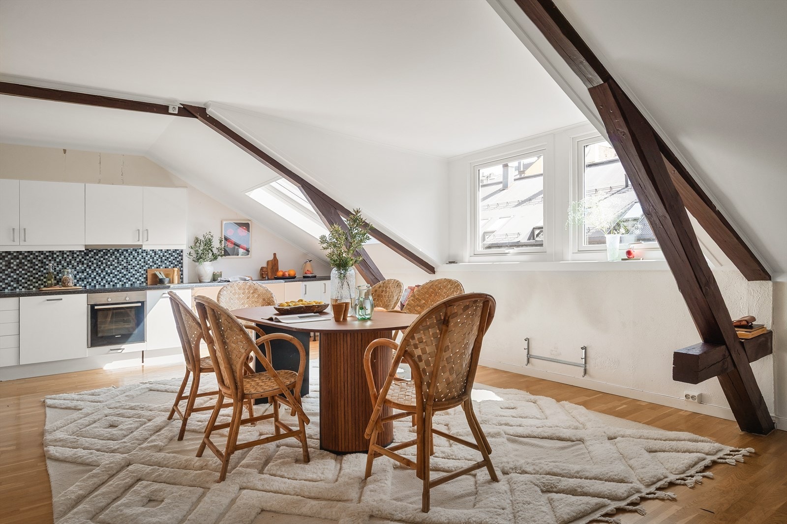 Taket i leiligheten ble gipset og malt i 2025. Galleribilde