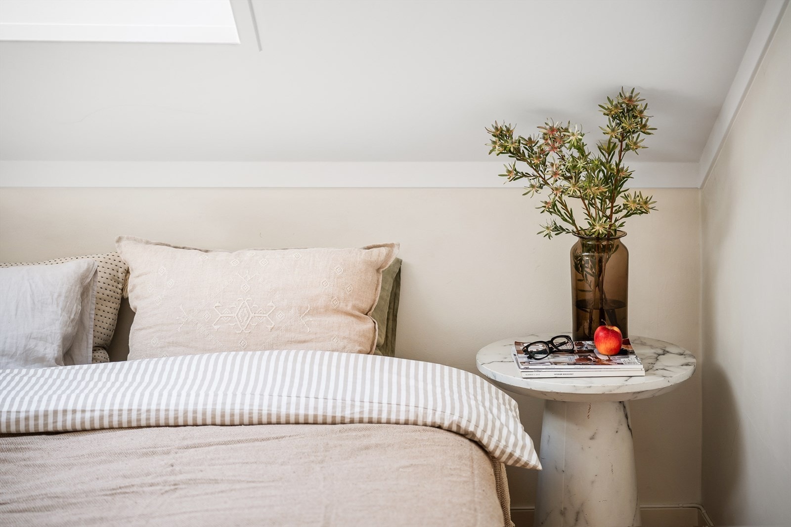 På hovedsoverommet er det plass til dobbeltseng med nattbord på hver side, samt annet møblement. Galleribilde