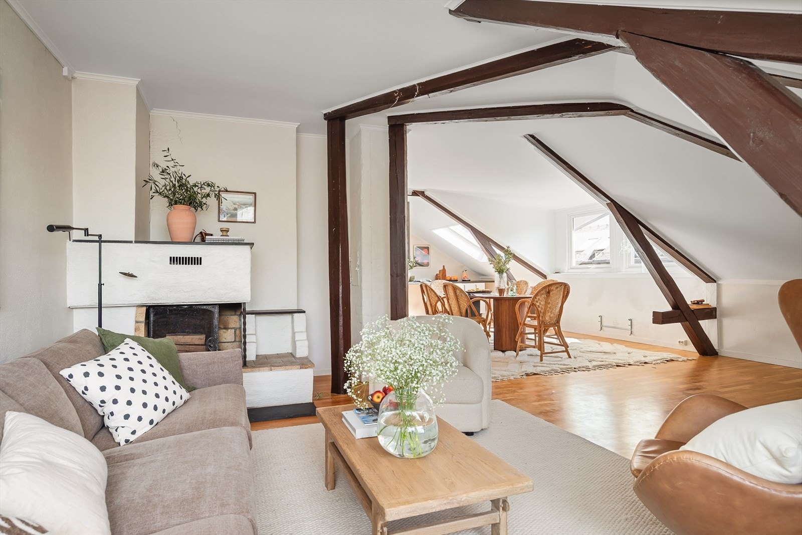 i stuen er det også en åpen peis som bidrar til en lun og koselig atmosfære i rommet. Det gjøres oppmerksom om at pipen ikke er funksjonstestet, og at selger ikke har kunnskap om at denne er funksjonell. Galleribilde