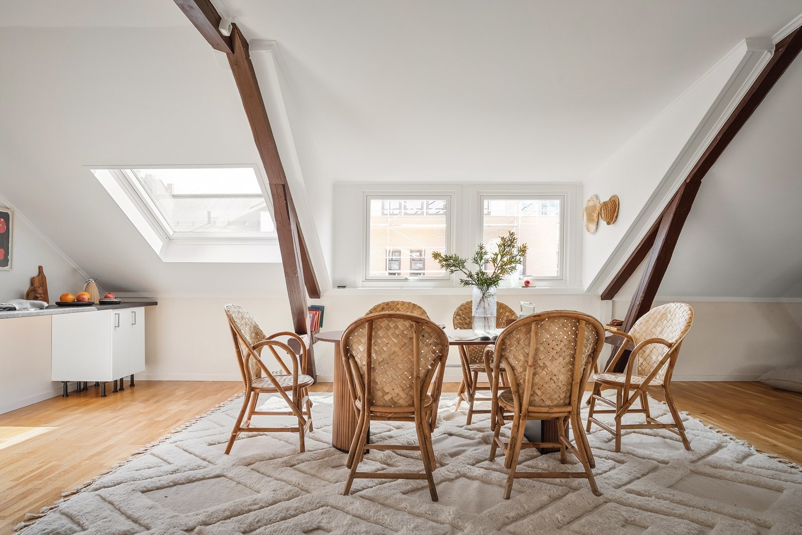 Åpen stue/kjøkkenløsning, i tilknytning til kjøkkenet er det plass til romslig spisebord. Galleribilde