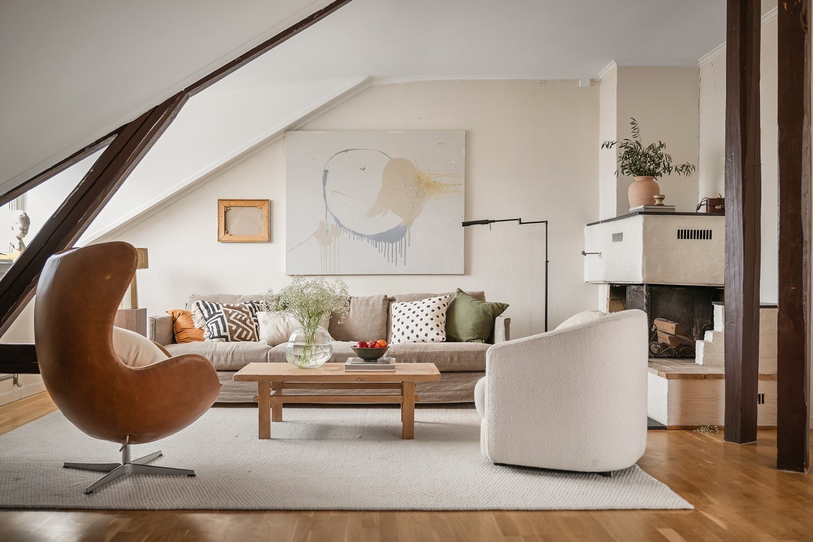 En 3-roms toppleilighet bestående av entré, åpen stue/kjøkkenløsning med god plass til både sittegruppe og spisebord, 2 romslige soverom og helfliset baderom. Galleribilde