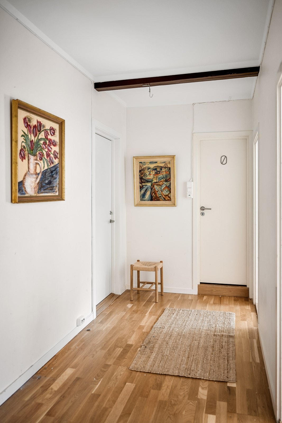 Det er trappeadkomst til etasjen boligen ligger i Galleribilde