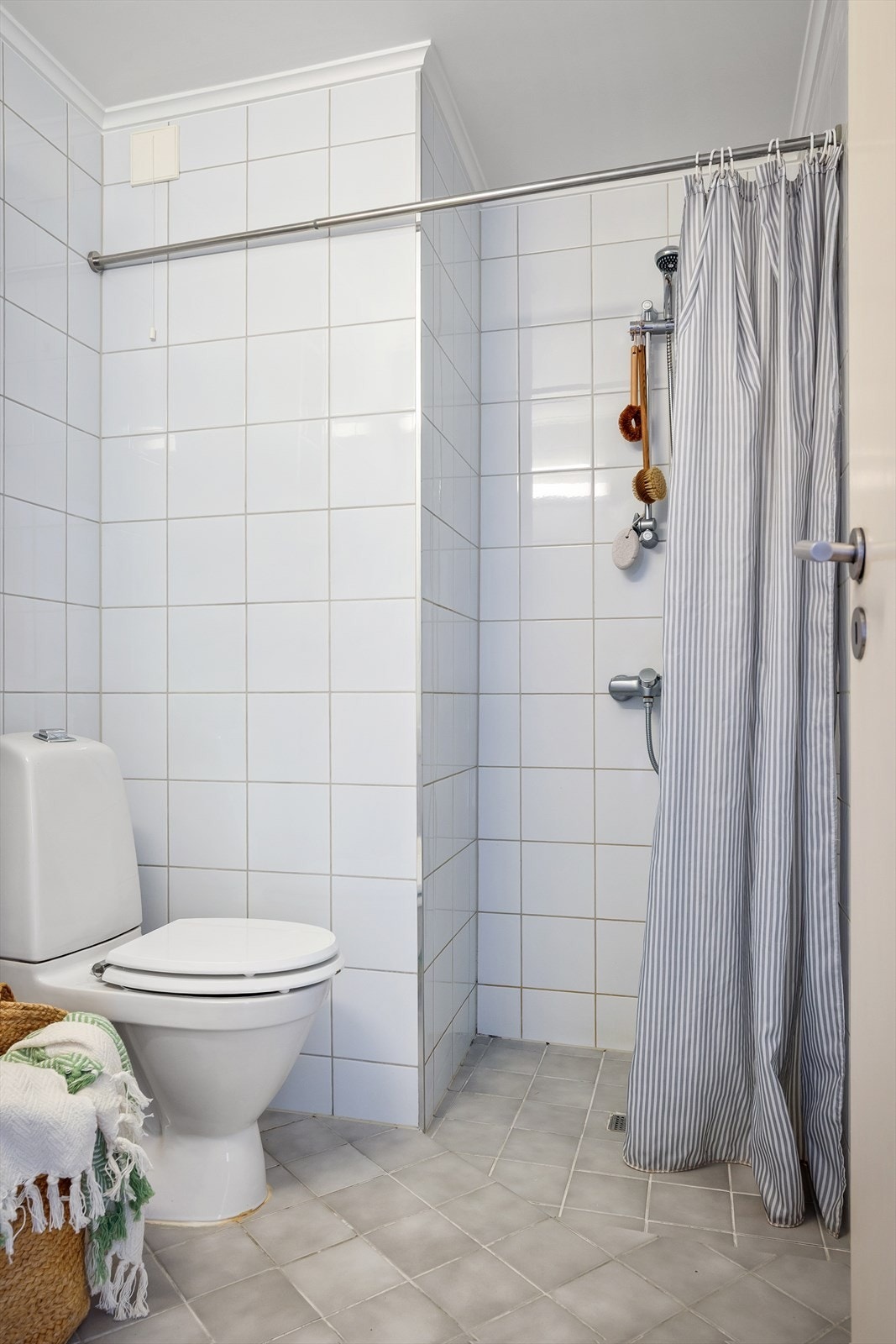 Badet er innredet med frittstående toalett, heldekkende servant m/ bl.batteri, speil og lys, samt dusjhjørne med innfellbare glassdører. Galleribilde