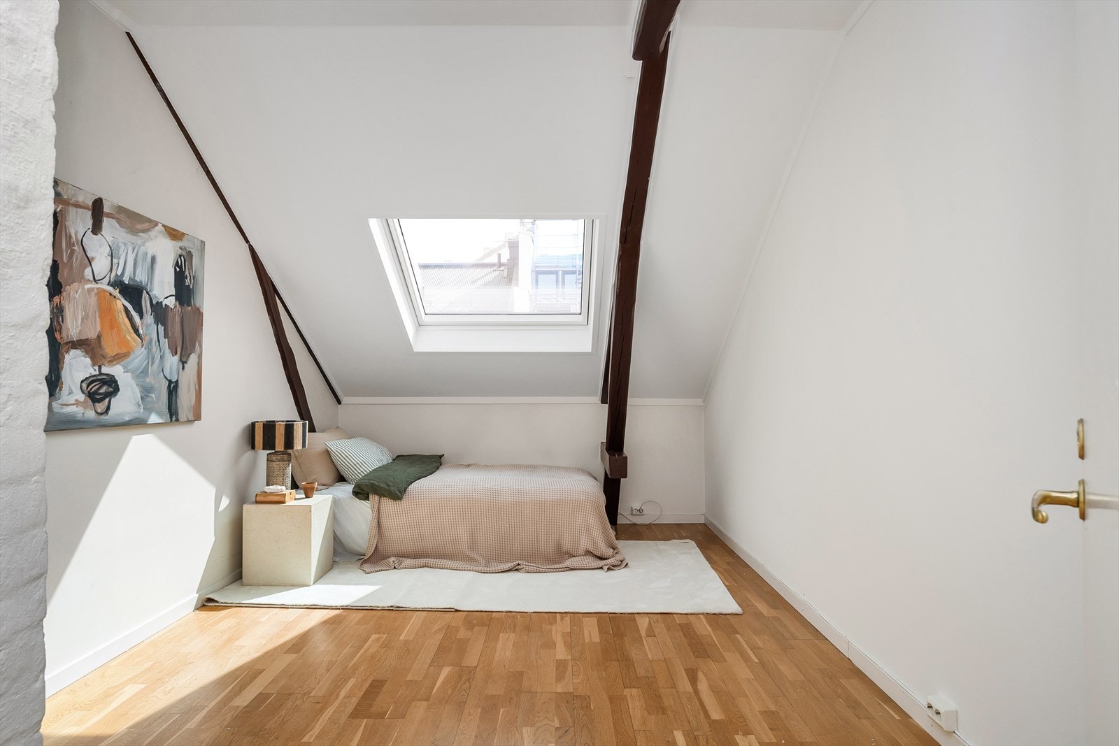 Soverom nr. II er også av god størrelse med plass til seng, nattbord og garderobeskap. Galleribilde