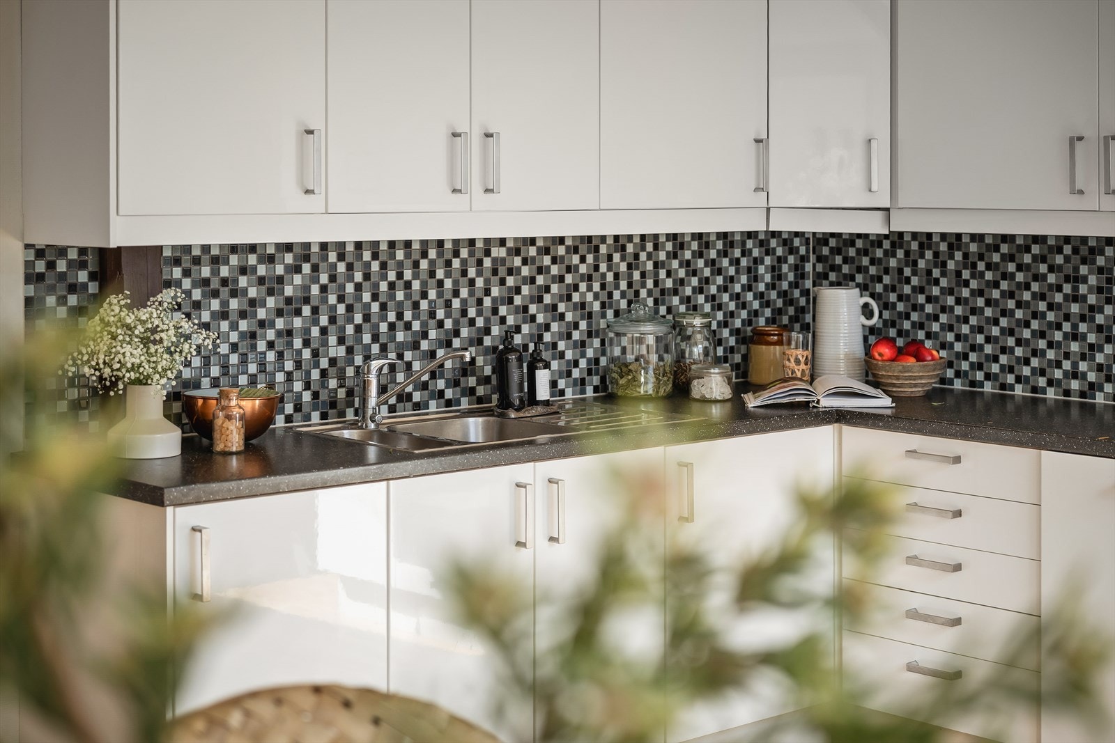 Det er montert kjøl/frys, oppvaskmaskin og komfyr, også opplegg for vaskemaskin. Galleribilde