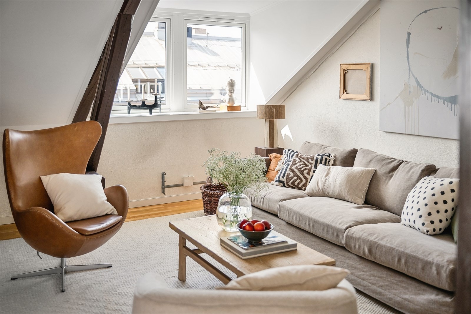 I stuen er det vinduer i 2 himmelretninger som bidrar til mye naturlig lysinnslipp. Galleribilde