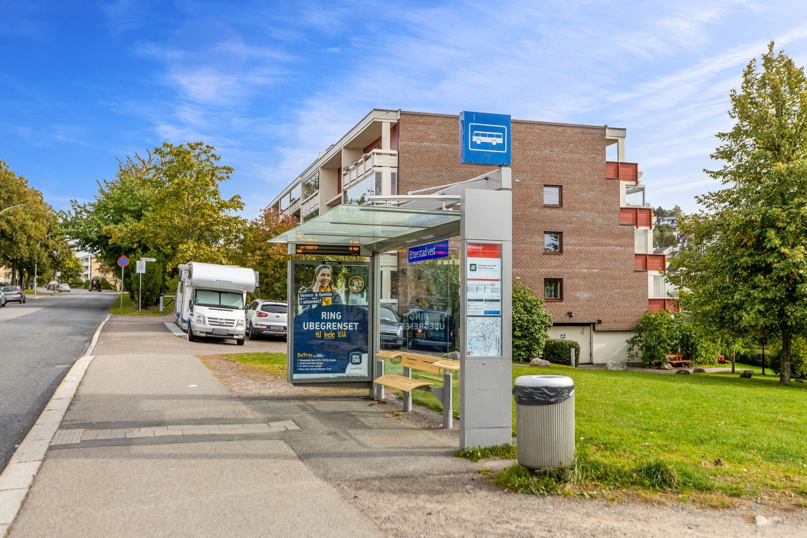 Bussholdeplass med kort gangavstand til leiligheten. Galleribilde