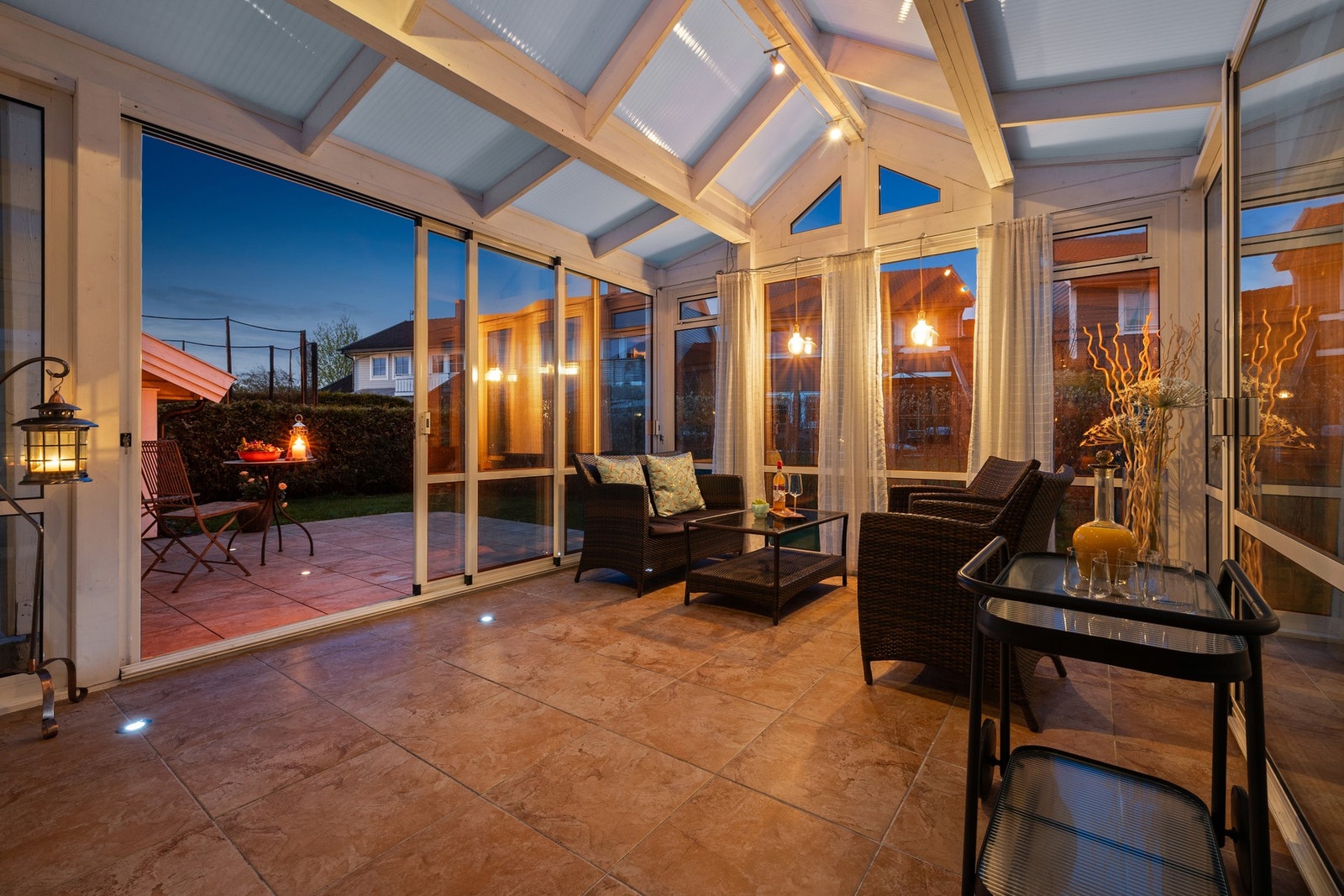 Boligen har en unik og flott vinterhage med god størrelse. Denne er perfekt som en ekstra stue, om sommer eller vinter. Galleribilde