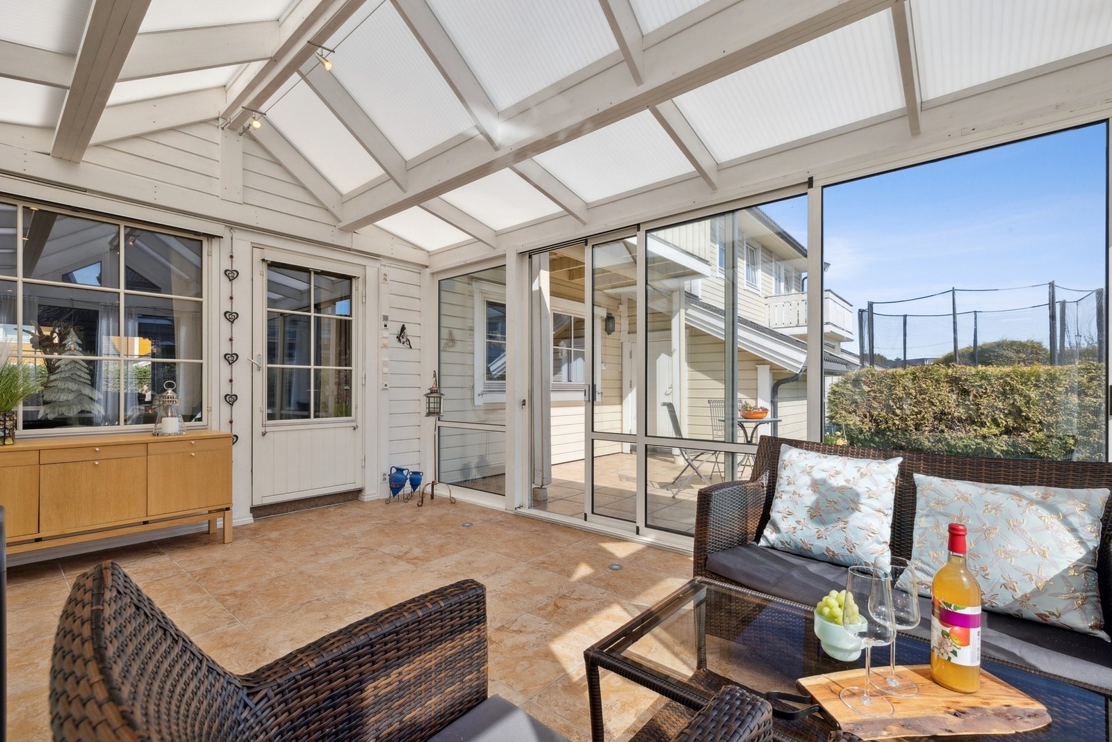 Vinterhagen blir som en forlengelse av stuen. Den perfekte plassen til å kunne nyte sene sommerkvelder når temperaturen demper seg. Galleribilde