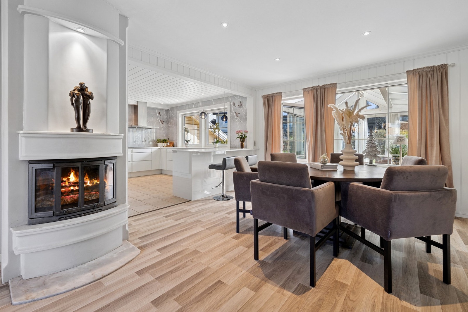 Stuen har plass til stort spisebord med tilhørende stoler. Her kan du invitere gjester over til hyggelig selskap. Galleribilde