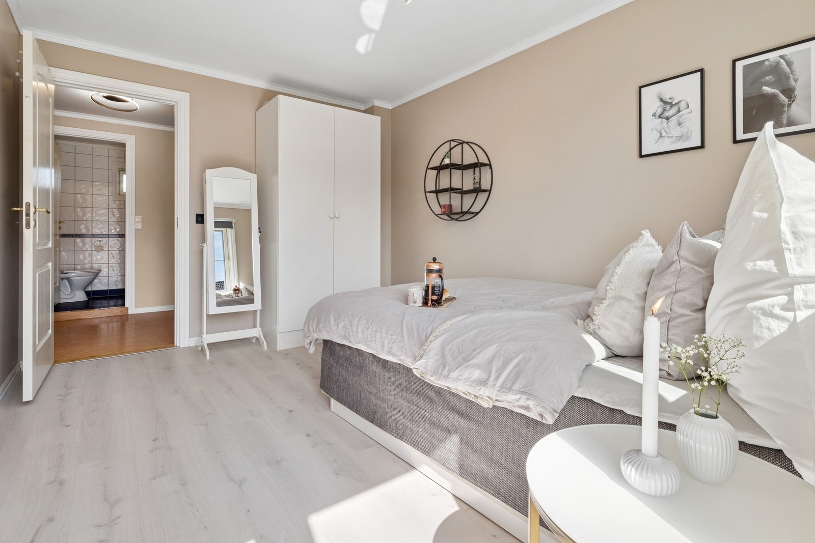 Soverom nr.1 er romslig og har plass til stor seng med tilhørende møbler slik som nattbord og garderobeskap. Galleribilde